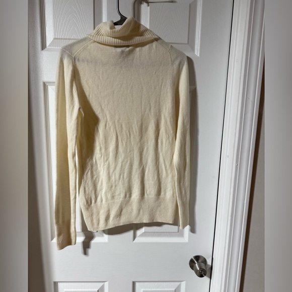 VTG J. Crew 100% Italian Cashmere Turtleneck Sweater Size Medium. Style# 99166. - Picture 3 of 6